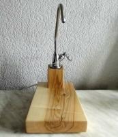 Drveni stalak za slavine za pitku vodu. Izvorni instalacije filtera vode