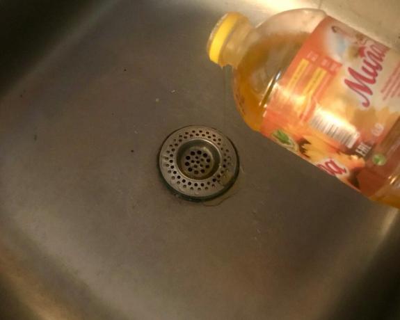 Zašto bih trebao zaliti uljem u sudoper? | ZikZak