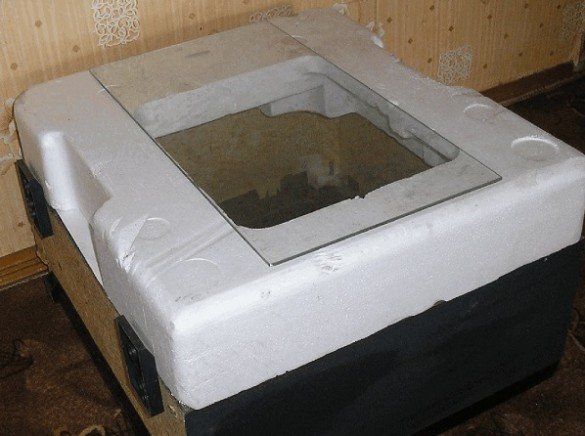 Jedan od bočnih površina vrata inkubatora moraju nužno zamijeniti vodu i druge radnje vezane za komoru usluga.