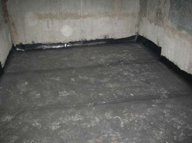 Horizontalna role izolacija podruma sa preklapanjem na zidu. 10-12 cm.