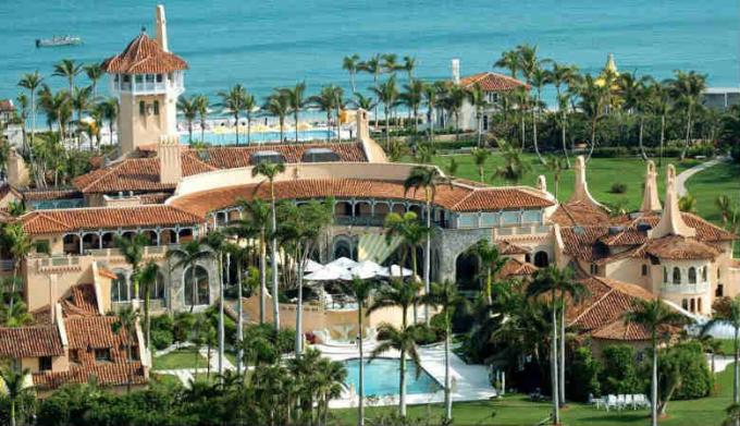 Mar-a-Lago u Palm Beach. Private Club Hotel. Recimo, ona se procjenjuje na 200 milijuna. $. To čini dobit od 15 milijuna $. Dolara godišnje. (Izvor slike - Yandex-slike)