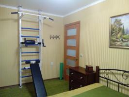 Kako organizirati prostor malu spavaću sobu: prostrani ormar, bračni krevet i prostor za fitness