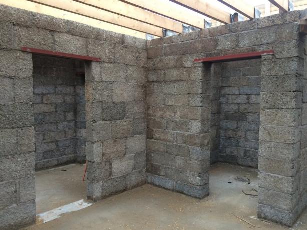 Unutarnje pregrade kupke od drveta-betonskih blokova (200 mm).