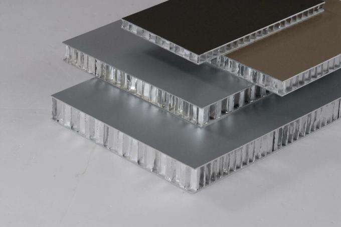 Sendvič ploča izrađena od aluminija. 