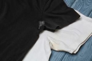 Izlaz iz dezodoransa mrlju na crno i boje