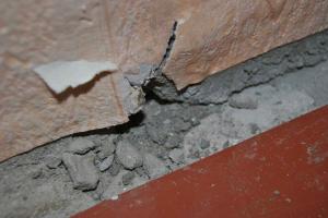Razmak između poda i zida: što popraviti kako ne bi bilo propuha, vlage, insekata
