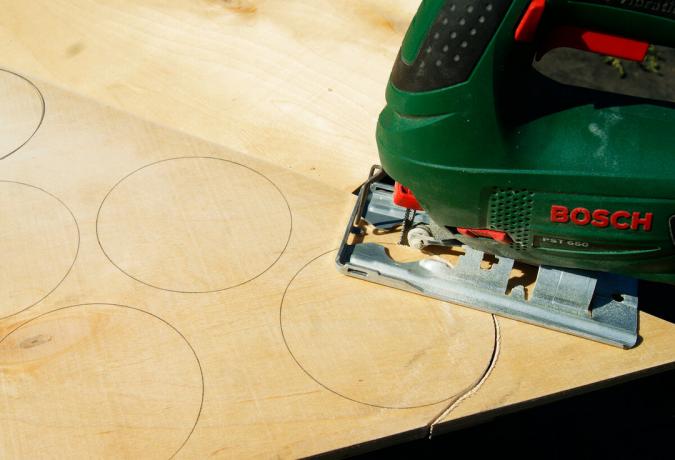 krugovi izrezana iz iverice pomoću električnih jigsaw
