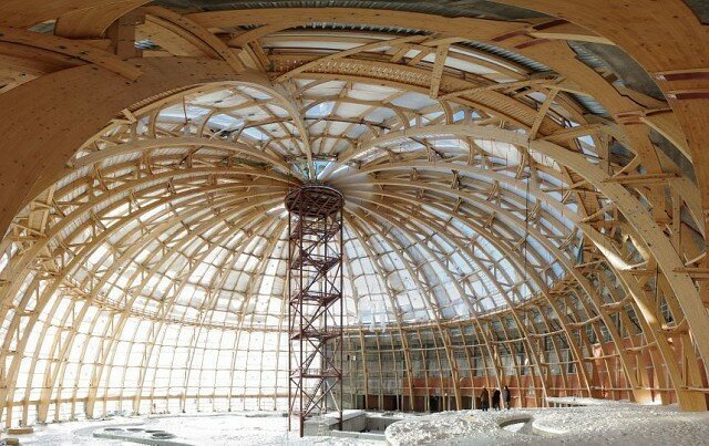 Fotografija preuzeta iz službe „Yandex Pictures”. Proces izgradnje kupole.