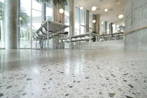Polirani beton: kako napraviti jeftin i originalni kat