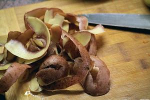Krumpir ljuske, zašto ne biti zbrinuti i kako se koristi mudro vrt
