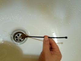 Jednostavan, ali vrlo učinkovit način za čišćenje odvod u kupaonici kose bez skidanja sifon.