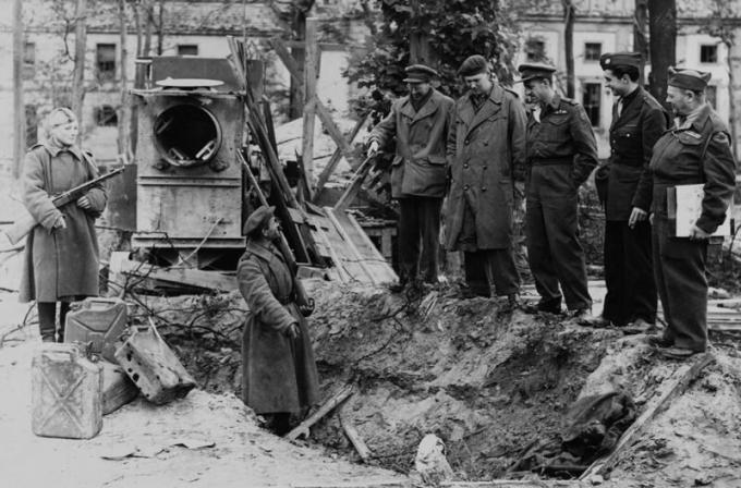 Jama, gdje je pokopan Führera i limenke izvan benzina. svibanj 1945