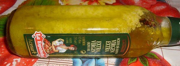 Fotografija na uzorku bocu s maslinovim uljem od hladnoće