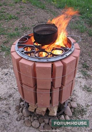  Domaće roštilj metala i cigle savršeno drži toplinu.