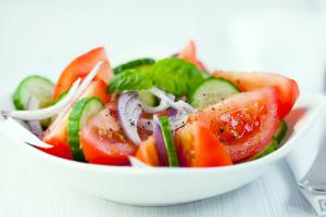 Omiljena ljetna salata od rajčice i krastavaca: da li je korisno?