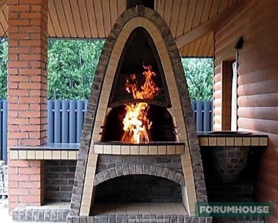  Moderan pećnica roštilj u obliku paraboličnim lukova poznatog arhitekta Antoni Gaudi.