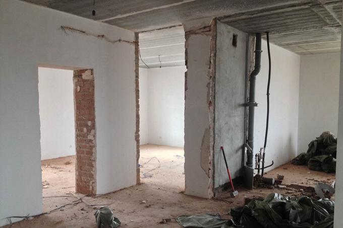 Demontaža zidove i pregrade u stanu. Foto usluga s Yandex slikama.