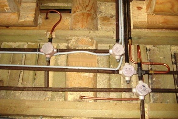 Čelične cijevi za električne instalacije u drvenoj kući nužno utemeljena.
