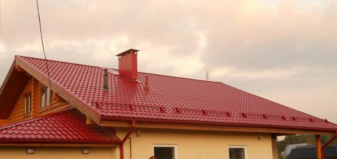 Krov s krovova - metala u popunjenom obrascu. Slika s Yandeks.Kartinki usluge.