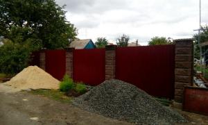 Ograda izrađena od drobljenog pepeo blok i lima-prof, ograda može izgraditi čak i početnik graditelj